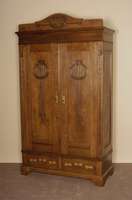 Schrank, deutsch, um 1900, Eiche massiv, unten 2 Schubladen, TÜren mit Flachschnitzereien, Kopfleiste getreppt, restauriert, gelaugt und ...