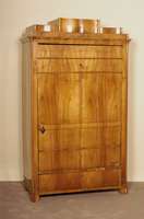 Schrank, deutsch/Berlin, um 1820/25, sogenannter Blender, Korpus Weichholz, dickes Kirschfurnier, vertikal verlaufend 4-fach gespiegelt, Seiten ...