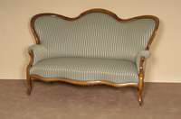 Sofa, sÜddeutsch, um 1840/50, Louis-Philippe, Rahmen Nußbaum massiv, in sich geschweift, sparsamer Rillendekor, Bezug und Polster neu, ...
