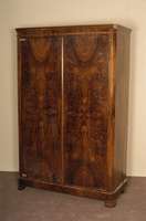 SpÄtbiedermeierschrank, sÜddeutsch, um 1840/50 , Korpus Weichholz, Wurzelnußfurnier gespiegelt, schÖnes Gesamtfurnierbild, leicht ...