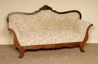 Sofa, deutsch, um 1835, Weichholz, Wurzelnußfurnier, aufgesetzte Schnitzerei, Zarge und Lehne 3- bzw. 4-fach geschweift, Rosetten leicht ...