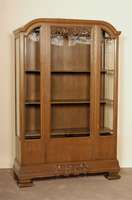 Vitrine, deutsch, um 1922/26, Korpus Weichholz und Eiche massiv, dickes Eichefurnier, GlÄser facettiert, aufgesetzte Schnitzereien, doppelt bzw. ...
