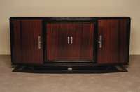 ArtDeco-Sideboard, Frankreich, um 1920, Riopalisander in gespiegeltem Bild furniert, z.T. schwarz abgesetzt, viertÜrig, elegant geschwungener ...
