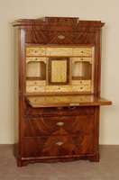 SekretÄr, deutsch, um 1840, SpÄtbiedermeier, Korpus Weichholz, Mahagonifurnier, Ecken abgesetzt mit runden Leisten, Abschluß mit gedrechselten ...