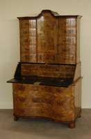 AufsatzmÖbel a-troi-corps, Kurpfalz/wohl Heidelberg, um 1740/50, schÖne tiefe Schweifung, 3 Schubladen, Korpus Weichholz, ausgesuchtes Material, ...