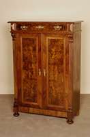 Vertiko, deutsch, um 1880, GrÜnderzeit, Korpus Weichholz, Nußbaumfurnier, Inlets mit schÖnem Wurzelnußfurnier, Lisenen gerillt, in Veluten ...