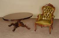 Ovaler Couchtisch, Italien, um 1960, Korpus Weichholz, Nußbaum massiv, balusterfÖrmiger Fuß, 4-fach ausladend, Platte Wurzelnußfurnier, ...
