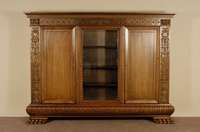 BÜcherschrank, deutsch, um 1910, Neo-Renaissancestil, Korpus Weichholz, Nußbaum massiv, Nußbaumfurnier, TatzenfÜße, Lisenen mit Schnitzereien, ...