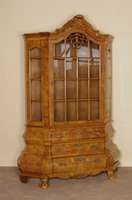 Barockstilvitrine, Holland, um 1960, Korpus Weichholz/Hartholz, Wurzelnußfurnier, z.T. gespiegelt, schÖnes Furnierbild, Kanten abgeflacht, ...