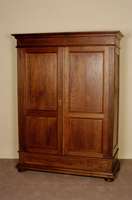 Schrank, deutsch, um 1890, Eiche massiv, Lisenen gerillt, Kopfleiste 5-fach geteppt, 3 EinlegebÖden, Schloß original, BeschlÄge wohl erneuert, ...
