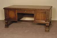 Schreibtisch, deutsch, um 1910, Neo-Renaissancestil, Nußbaum massiv, Nußbaumfurnier, Korpus z.T. Weichholz, TatzenfÜße aus dem Vollholz ...