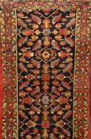 Malayer, Persien, um 1920, Wolle auf Baumwolle, ca. 375 x 100 cm, Schätzwert: 1650.- EURO, EHZ: 3. Schöne Farbkomposition.