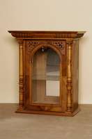 kleine Sammlervitrine, deutsch, um 1870/80, Renaissancestil mit Barockstileinfluß, Korpus Weichholz, Nußbaumfurnier, gespiegelt verlegt, ...