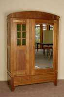 Kleiderschrank, deutsch, um 1900, Eiche massiv, Kopfteil geschwungene Form, zweitÜrig, teils grÜn verglast, eine SpiegeltÜr mit facettiertem ...