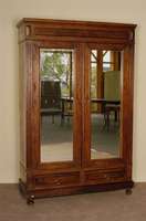 Kleiderschrank, deutsch, um 1900, Nußbaum Weichholz massiv, Wurzelnußfurnier, zweitÜrig mit einfachem Spiegelglas, Kopfteil mit aufgesetztem ...