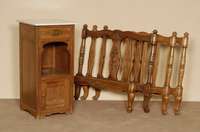 Zwei Betten, deutsch, 60er/70er Jahre, Buche, mittelbraun gebeizt, Schnitzerei im Stile von Worpswede, Gesamtaufbau geschwungen und verstrebt, ca. ...