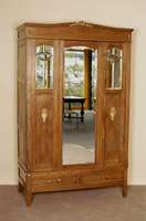 Kleiderschrank, deutsch um 1900, Eiche massiv, geschwungenes Kopfteil mit Messingapplikationen (wohl nachtrÄglich ergÄnzt), dreitÜriges MÖbel ...