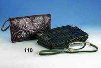 Konvolut 2 Krokotaschen: sÜdamerik. Farmalligator, Bauch, 1 x grÜn eingefÄrbt, 1 x braun, z.T. stÄrkere Trage- sp., ca. 33 x 18.5 cm, bzw. 35 ...