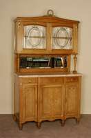 SÄulenbuffetschrank, Frankreich, um 1900, Eiche massiv, hell gebeizt, Unterteil 3-tÜrig, MitteltÜr leicht hervorspringend, Messingapplikationen ...