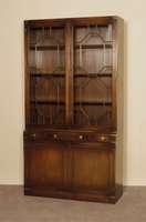 BÜcherschrank, England, 60er Jahre, Nußbaum, z.T. massive Verarbeitung, Sheratonstil, Oberteil versprosst, stiltypisch, schwere AusfÜhrung, ...