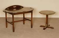 kleiner Beistelltisch, England, 60er Jahre, SchiffsmÖbel, Korpus Weichholz/Hartholz, Nußbaumfurnier, Zierteile Messing, solide schwere ...