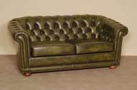 2-sitzer Sofa, England, 60er Jahre, lose Kissen, RÜcken und Seiten genoppt und geheftet, aufwendiger grÜner Lederbezug, Nagelverzierung, sehr ...