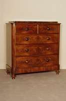 Herrenkommode, England, um 1840, SpÄtbiedermeier, Korpus Weichholz, Mahagonifurnier, z.T. gespiegelt, Schubladen Eiche massiv, auf KugelfÜßen, ...