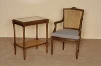 Beistelltisch, deutsch, um 1880, Buche massiv, nußbaumfarben, gedrechselte Beine, kanneliert, oben mt Glasplatte, Zarge mit geschuppter ...