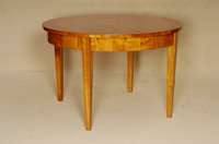 Runder Ausziehtisch, im Biedermeierstil, Kirschbaum massiv, unter Verwendung alter Teile, 4 Einlegeplatten von jeweils 65 cm, Platte mit ...
