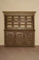 Kannestock bzw. Telleraufsatzschrank, deutsch/wohl Hessen, um 1780/1800, Eiche, Front auf Rahmen gearbeitet, Oberteil stark restauriert, SÄulen ...