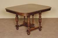 Ausziehtisch, Frankreich, um 1870, Henry Deux, Nußbaum massiv, Nußbaumfurnier, mit reichen Drechselarbeiten, Untergestell auf KugelfÜßen, ...