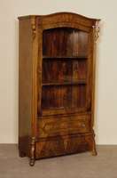 Glasschrank, deutsch, um 1860, Korpus Weichholz, Nußbaum- bzw. Wurzelnußfurnier, abgeschrÄgte Ecken mit aufgesetzten halbrunden Leisten, in ...