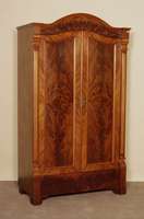 Schrank, deutsch, um 1870, Korpus Weichholz, Pyramidenmahagonifurnier, auf Rahmen gearbeitt, geschwungener Kopf, mit mehrfach geschwungener ...