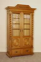 Glas- bzw. BÜcherschrank, deutsch, um 1900, Korpus Weichholz, Eiche massiv, dreifach gegliederter Kopf, SÄulen gedreht, freistehend , Inlets mit ...
