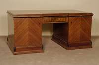 ArtDeco-Schreibtisch, deutsch, um 1920, Korpus Weichholz, Eiche und Buche, Palisander- und kaukasisch Nußbaumfurnier, Innenleben ...