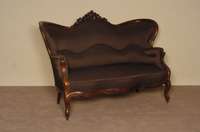 Sofa, deutsch, um 1860, Louis-Philippe, Nußbaum massiv, gebogene Beine, RÜckenlehne in Schmetterlingsform, mittig geschnitzte BekrÖnung, neu ...
