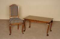 Couchtisch, deutsch, um 1960, Queen-Anne-Stil, Nußbaum massiv, Platte Wurzelnußfurnier, gebogene Beine, auslaufend in Tatzen, leichte ...