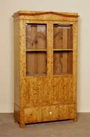 Schrank, deutsch, um 1840, Korpus Weichholz, Birkefurnier, abgeschrÄgte Ecken, 1 Schublade, 2 verglaste TÜren, gerader Kopf mit aufgesetzter ...