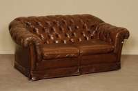 Sofa, England, um 1960, Chesterfield, genoppt, mit braunem Lederbezug, Gebrauchsspuren, ca. 75x150x93 cm, Sh. 42 cm, St. 52 cm