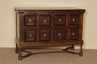 Anrichte, England, um 1720, Eiche massiv, kassetierte Schubladen, BeschlÄge zum Teil original, gedrechselte Beine verstrebt, diese wohl im 19. ...