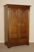 Schrank, deutsch, um 1900, Jugendstil, Korpus Weichholz, Eichefurnier, Lisenen gerieft, FÜllungen mit floraler Flachschnitzerei in Bogenform, ...