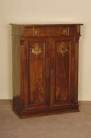 Vertiko, deutsch, um 1900, Korpus Weichholz/Hartholz, Nußbaumfurnier, z.T. gespiegelt verlegt, Lisenen 7-fach gerillt, Schlagleiste, ...