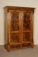 GrÜnderzeitschrank, deutsch, um 1880/90, Korpus Weichholz, z.T. auf Rahmen gearbeitet, Wurzelnußfurnier gespiegelt, reiche Leisten- verzierung, ...