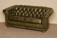 2-sitzer Sofa, England, 60er Jahre, lose Kissen, RÜcken und Seiten genoppt und geheftet, aufwendiger grÜner Lederbezug, Nagelverzierung, sehr ...