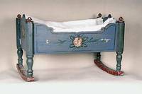 Puppenwiege, sÜddeutsch, um 1900, Weichholz bunt gefaßt mit Rosendekor, ca. 32 x 48 x 31 cm, Alters- und Gebrauchs- spuren