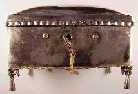 Dose Österreich um 1860, Silber, auf 4 FÜßen stehend, reine Treibarbeit, Maße ca. 12 x 8.5 x 8.5 cm, abschließbar