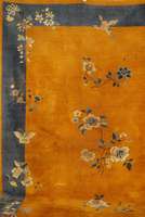 China, um 1910, Wolle auf Baumwolle, ca. 354 x 284 cm, Schätzwert: 5400.- EURO, EHZ: 3. Chinesische Floralmusterung auf hellem Fond. Farblich wie ...
