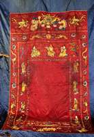China Tempel Wandbehang, Stickerei, um 1900, reine Naturseide, ca. 381 x 233 cm, Schätzwert: 5400.- EURO, EHZ: 3 eine Stelle Se ide eingerissen, ...