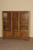 BÜcher- bzw. Vielzweckschrank, deutsch, um 1928/30, Korpus Hartholz, kaukasisch Nußbaumwurzelfurnier gespiegelt verlegt, Front auf Rahmen ...