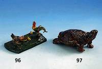 Wiener Bronze "HÜhnerhof", bunt staffiert, vollplastische Darst. mit Hahn, Huhn und 3 KÜken, ca. 13 x 7 cm